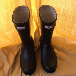 Black short hunter rain boots!